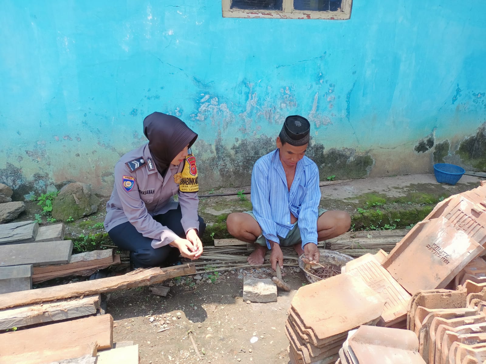Polwan Bhabinkamtibmas Blusukan Sambangi Warga di Desa Leuwimunding
