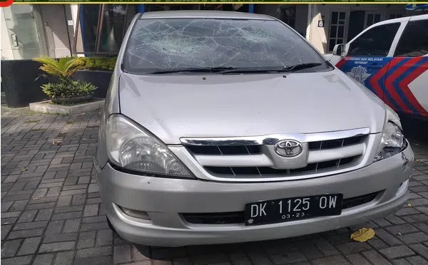 Innova Bergoyang, Saat Didatangi Polisi Langsung Tancap Gas, Tabrak 4 Motor dan 1 Mobil