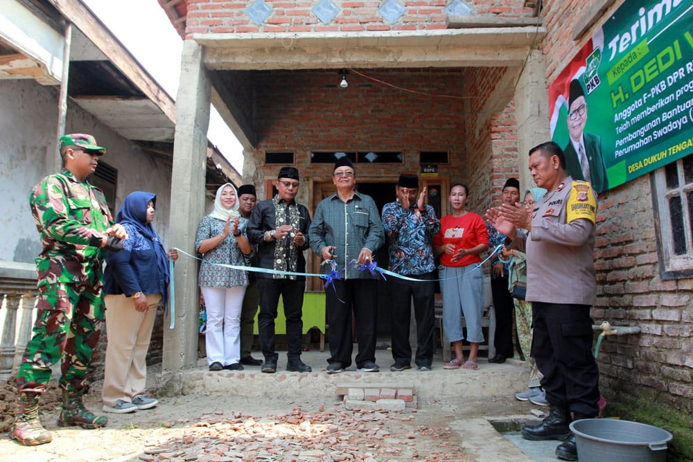 Warga Terharu Dapat Bantuan Rehab Rumah dari H Dedi Wahidi