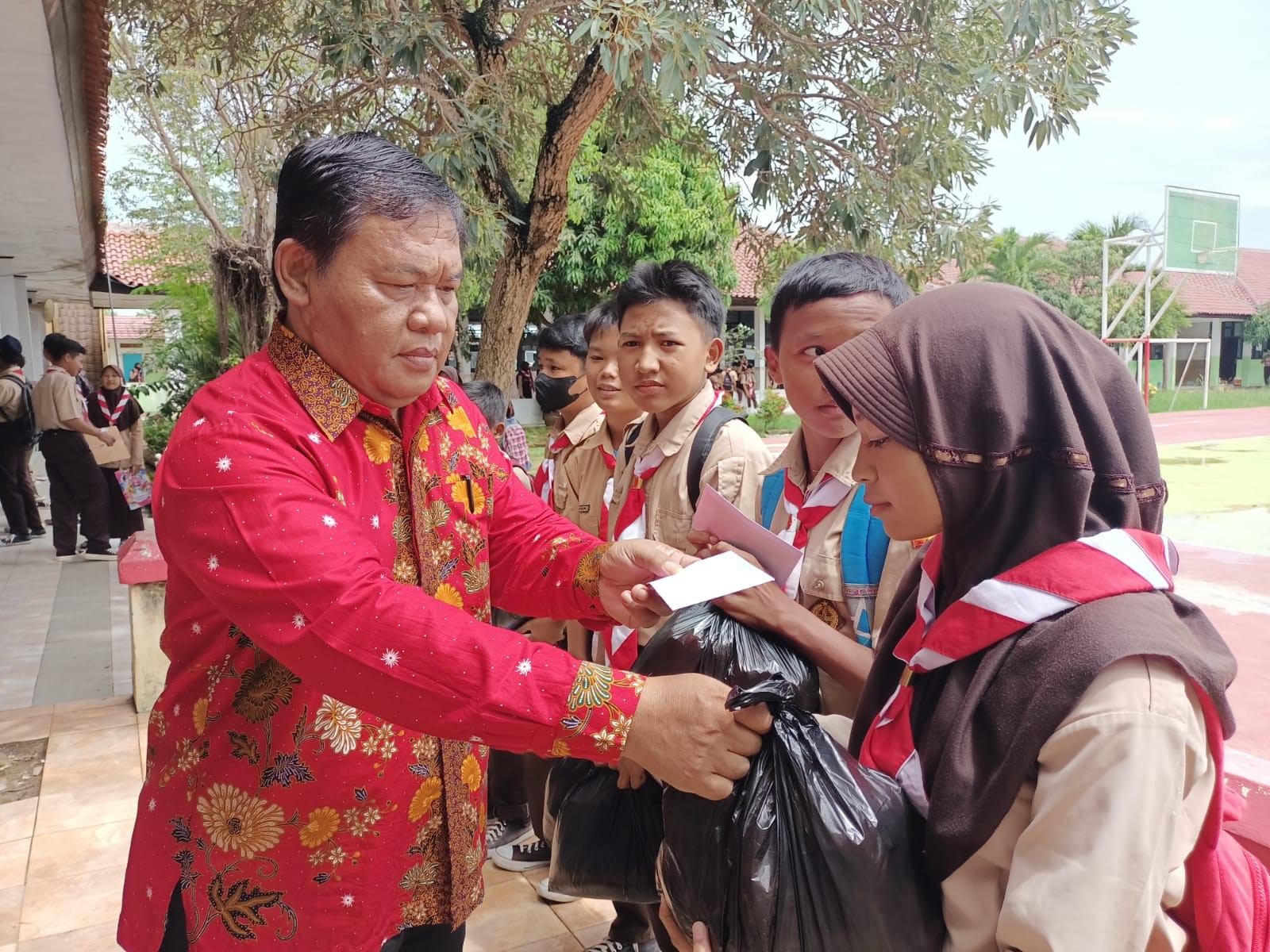 Uang Transpor bagi Siswa Gakin, Sumber Dana Berasal dari Donasi Keluarga Besar SMPN 1 Anjatan