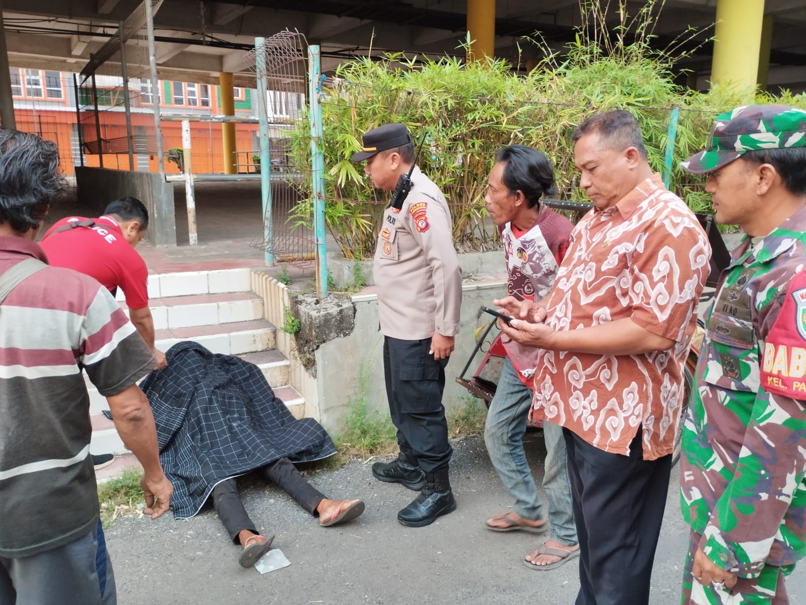 Penemuan Mayat Laki-laki Tergeletak Ditangga Mall, Dikira Tidur Ternyata Sudah Meninggal