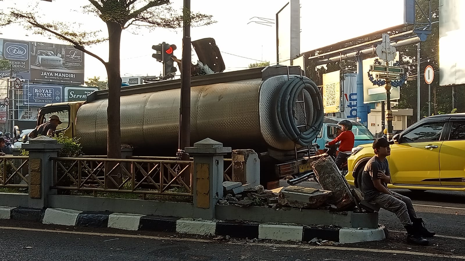 Kecelakaan Tunggal, Gegara Sopir Truk Tangki Air Baku Ngantuk Tabrak Pagar Taman Krucuk