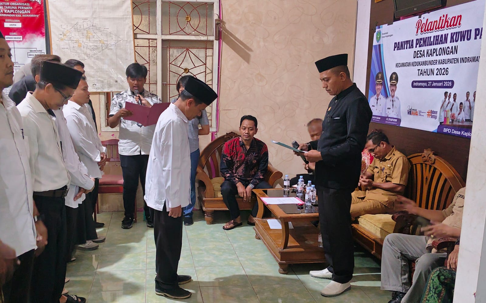 Sembilan Orang Panitia Pemilihan Kuwu Kaplongan Dilantik