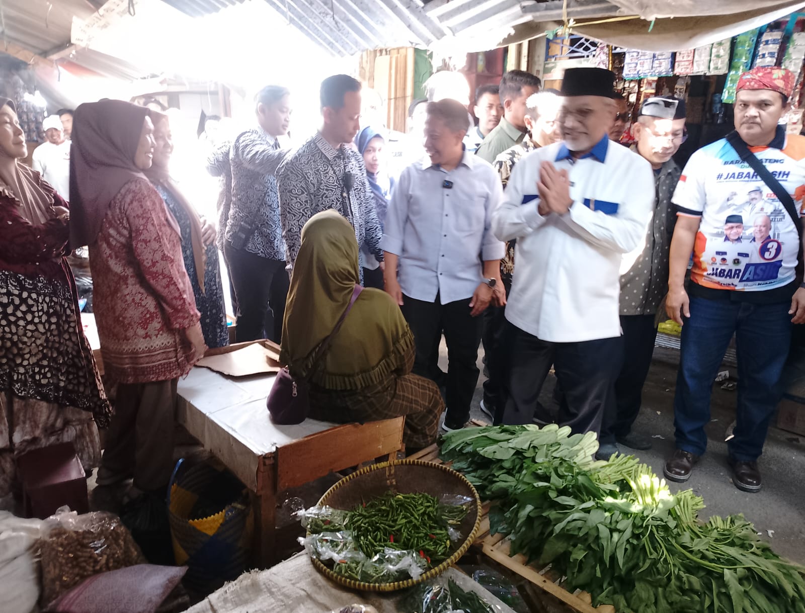 Kunjungan Pasar Parakanmuncang: Calon Gubernur Jabar Ahmad Syaikhu Serap Aspirasi Pedagang