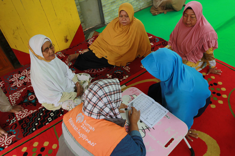 Melihat Aktivitas Relawan Inspirasi Rumah Zakat di Indramayu :  Berdayakan Lansia, Bekali Pendidikan Agama