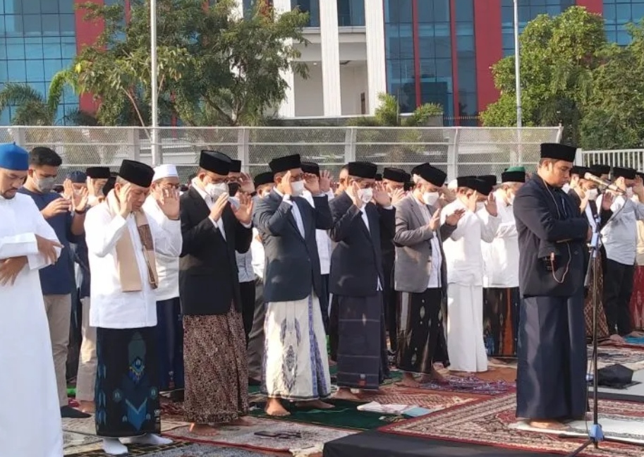 Anies Baswedan Salat Id di JIS, Ada Roy Suryo hingga Zulkifli Hasan