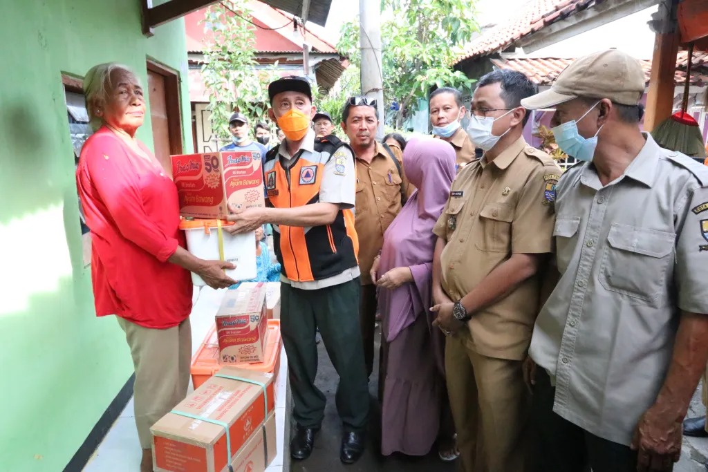 BPBD Kota Cirebon Berikan Bantuan Kepada Warga Terdampak Banjir Rob di Pesisir Cirebon