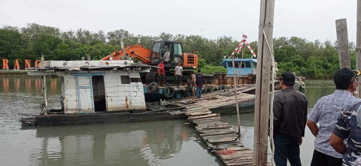 Puluhan Bangkai Kapal Nelayan di Sepanjang Sungai Prajagumiwang Dimusnahkan 