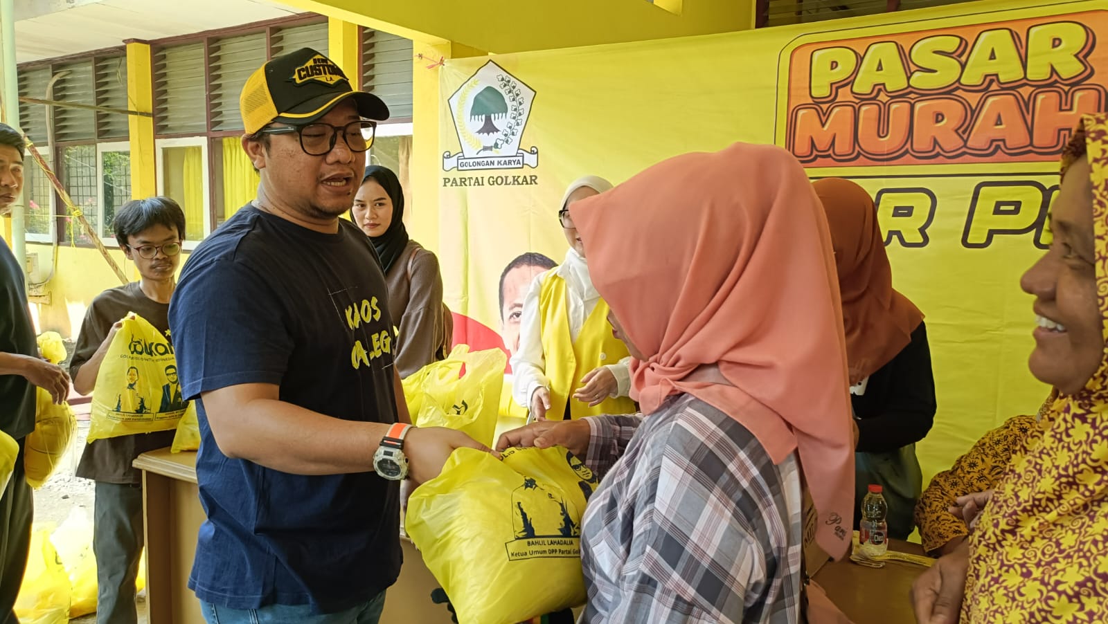 HUT ke 61, Partai Golkar di Indramayu Tebar Ribuan Sembako Murah