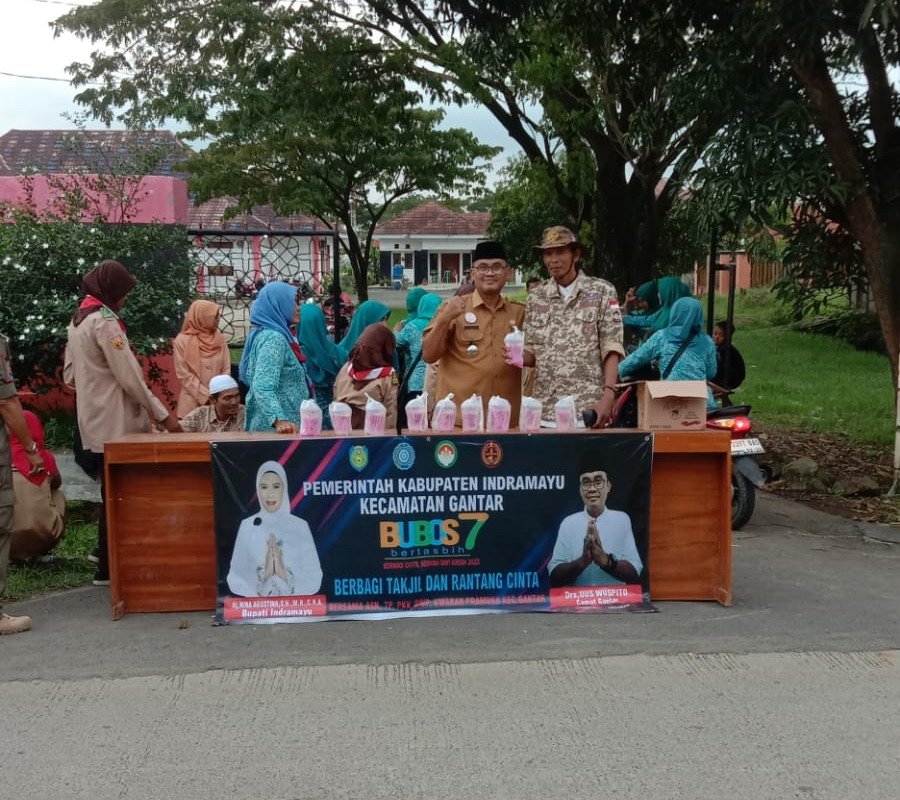 Rantang Pramuka, Kwarran Gantar Berbagi Takjil On The Street