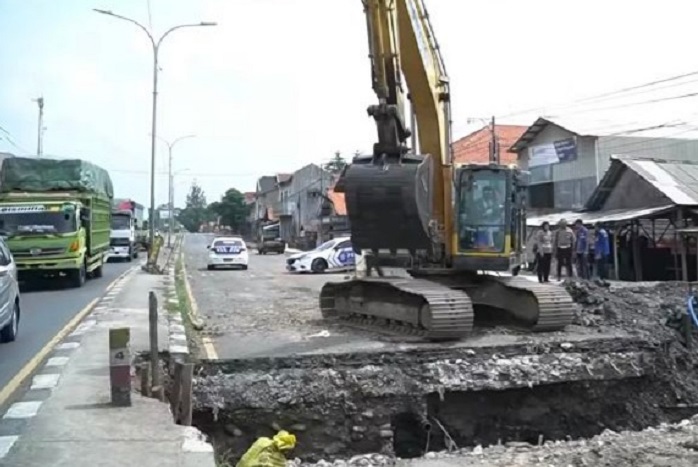 Terapkan Rekayasa Contraflow, Atasi Lalu Lintas karena Perbaikan Gorong-Gorong di Jalur Pantura Losarang