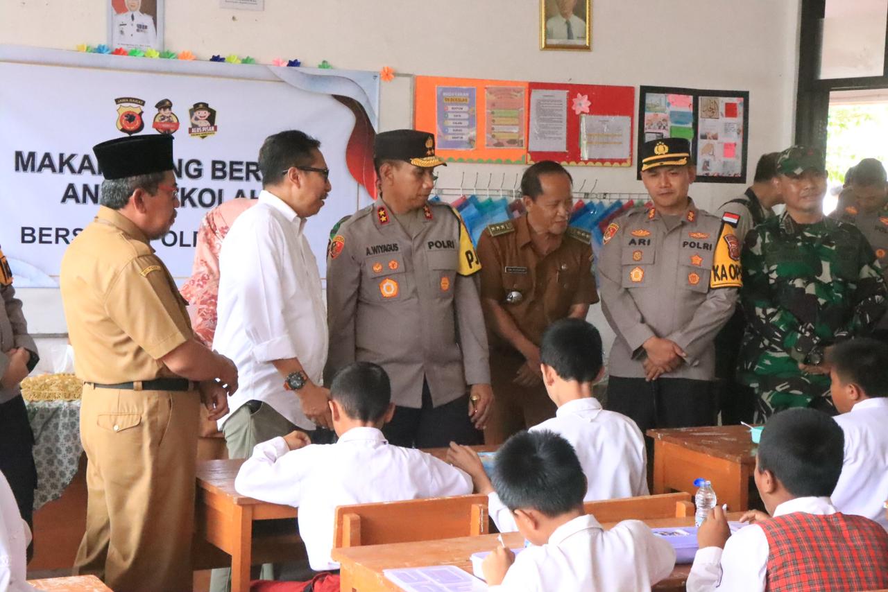 Kapolda Salurkan 246 Paket Makan Siang Bergizi untuk Pelajar Sekolah Dasar di Indramayu