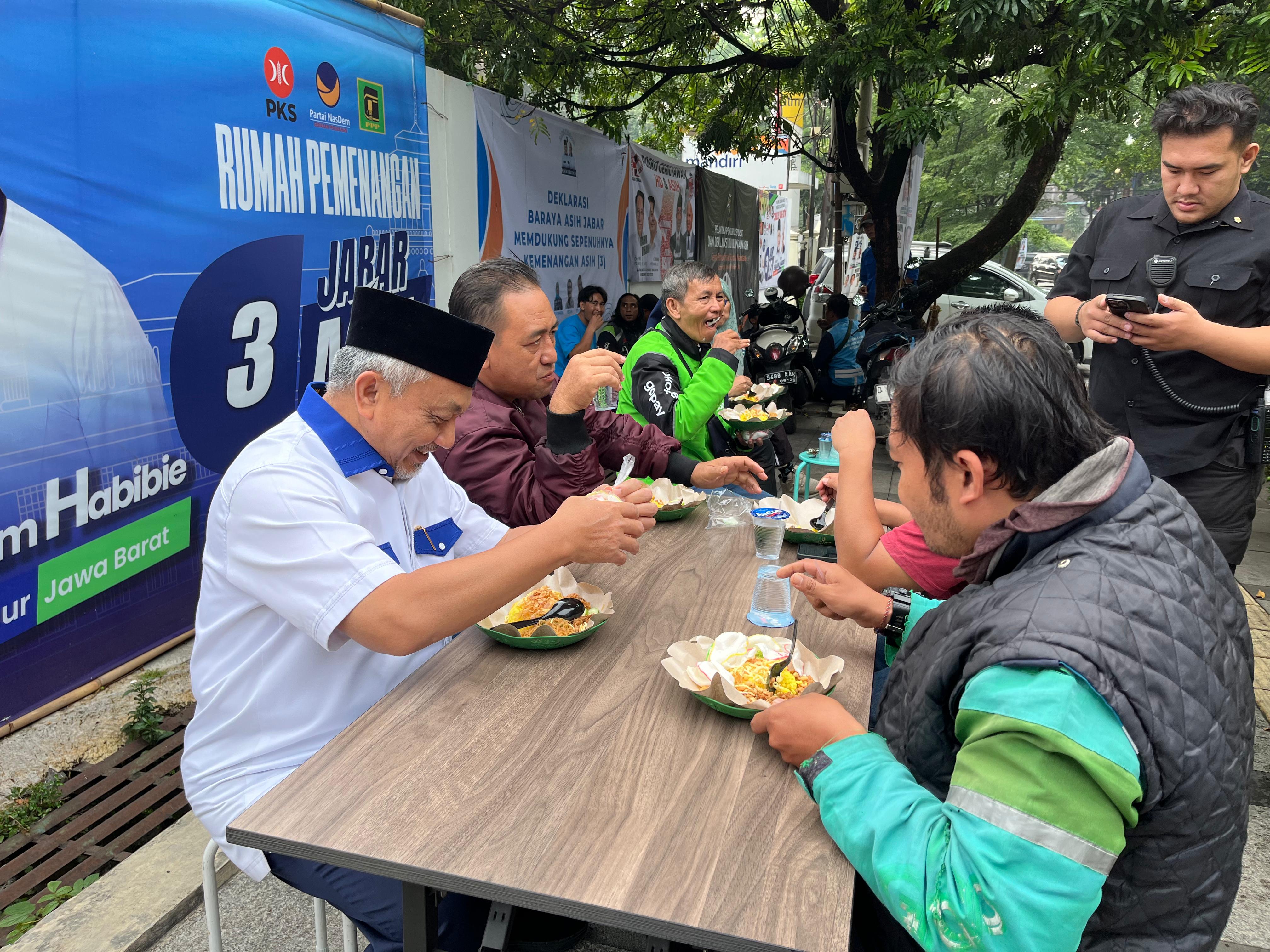 Perempuan Jabar ASIH dan Ahmad Syaikhu Sarapan Bareng Warga Kota Bandung