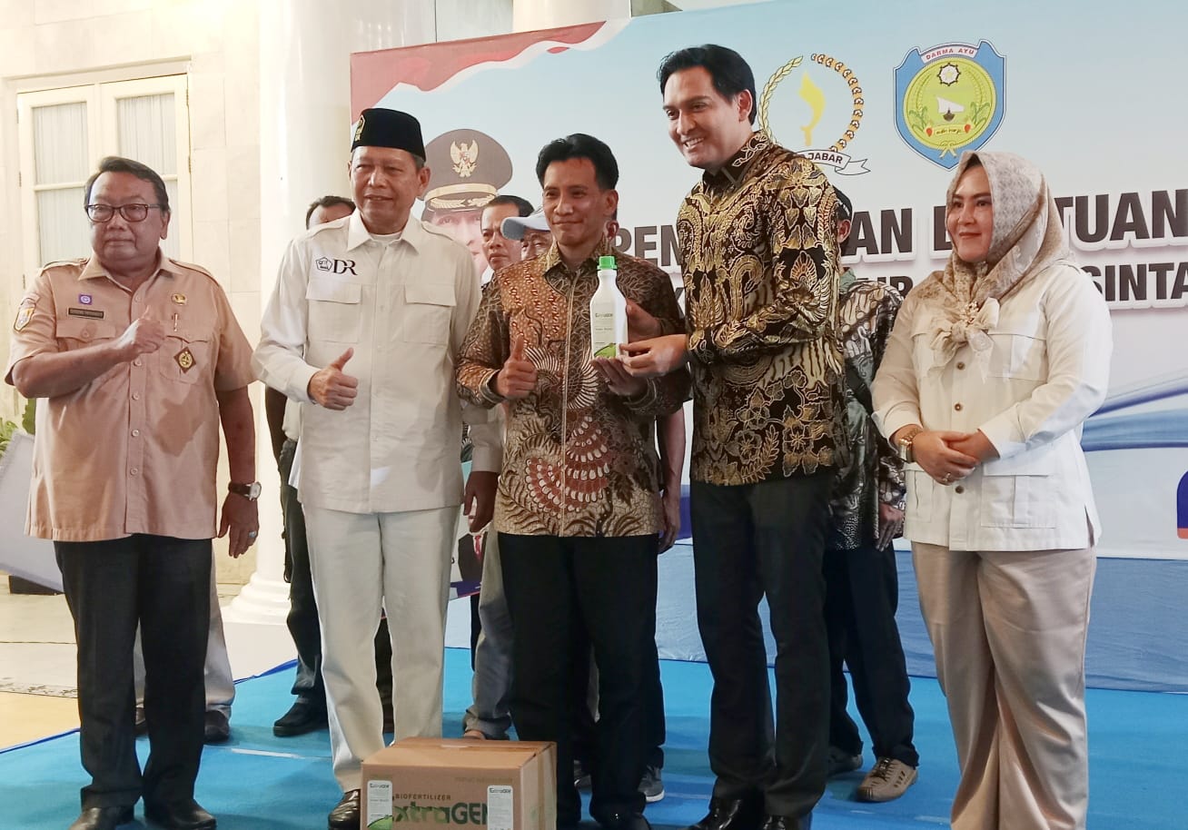 Naikan Hasil Panen, Daddy Rohanady Salurkan Puluhan Ribu Liter Bantuan PHC untuk Petani Indramayu