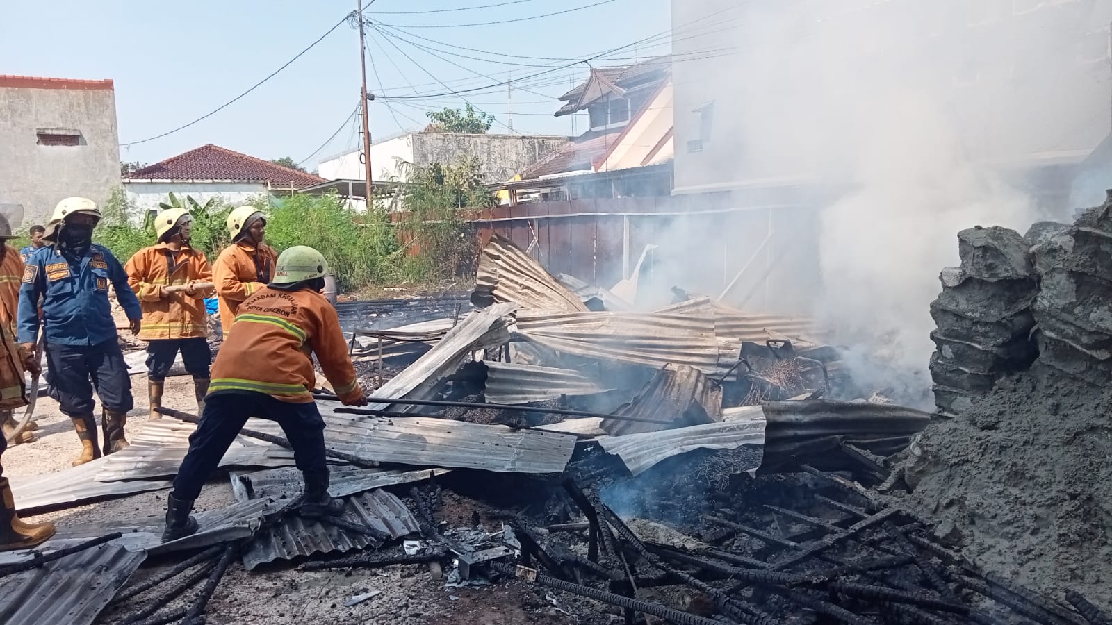 Sebuah Gedung Terbakar di Lokasi Proyek Gedung di Jl Cipto Kota Cirebon