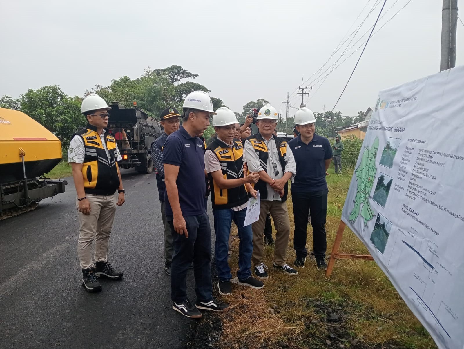 Pj Gubernur Jabar Tinjau Rekonstruksi Jalan Provinsi Tegalgubug-Arjawinangun