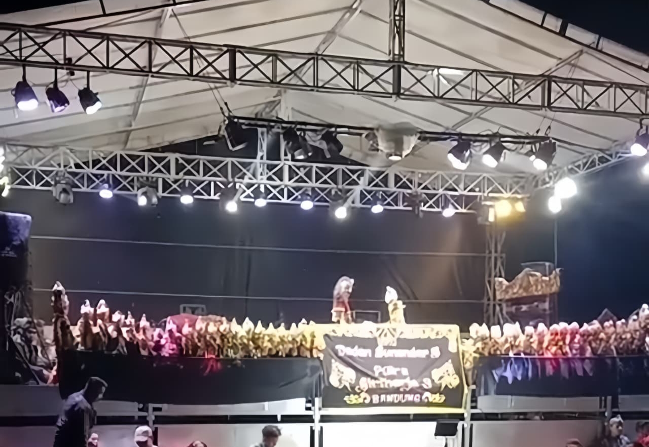 Semarak Budaya Wayang Golek Hidupkan Malam di Balai Desa Gantar