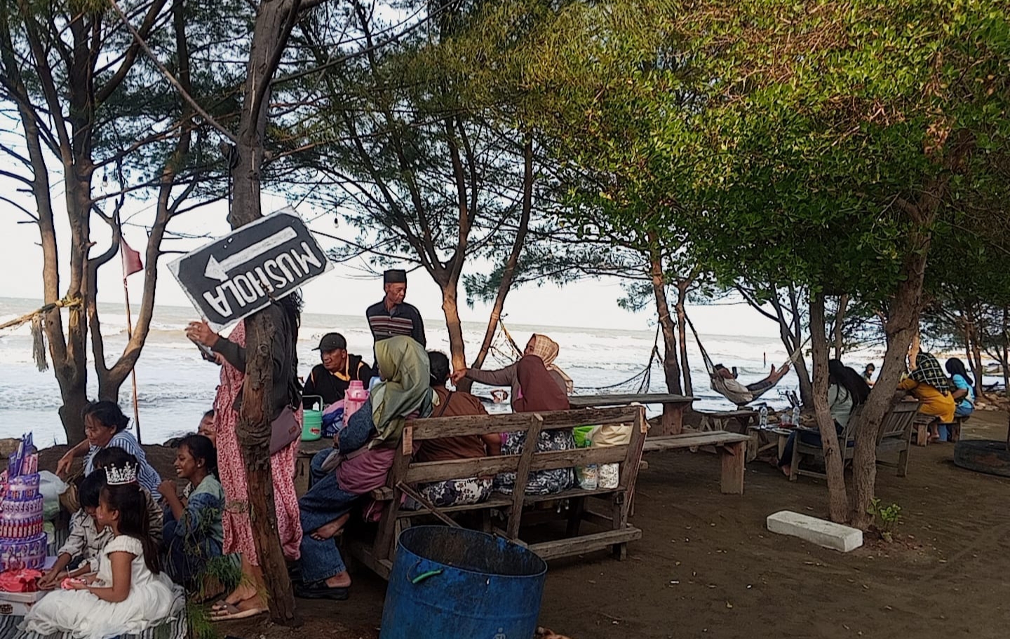 Pantai Cemara Indah, Wisata Santai dengan Harga Terjangkau dan Suasana yang Menenangkan