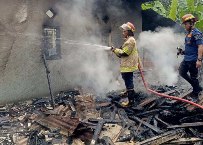 Akibat Korsleting Listrik Dua Rumah Terbakar di Tukdana, Korban Alami Kerugian Capai Rp 400 Juta