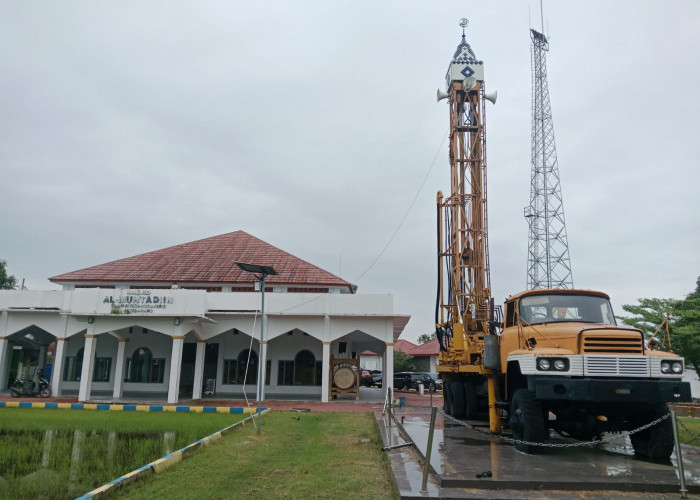 Truk Pengebor Raksasa Milik BBWS Jadi Ikon Menara Masjid di Indramayu