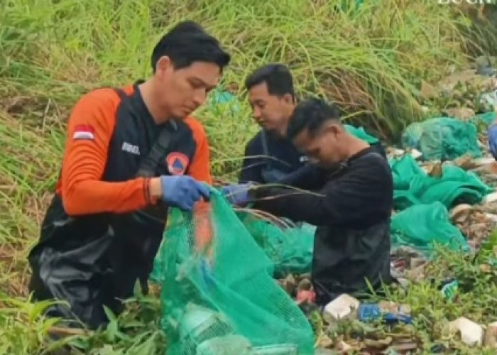 Bupati Lucky Hakim Terjun Langsung Bersihkan Sungai Pamengkang