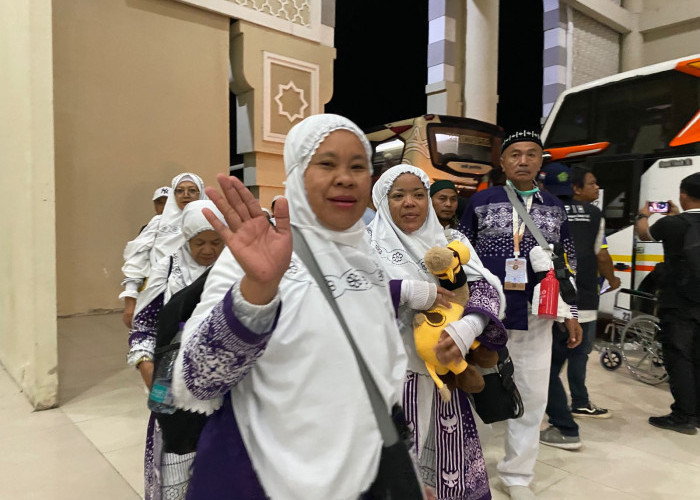 Kloter Pertama Jemaah Haji KJT Tiba di Asrama Haji Indramayu, Disambut Haru dan Kehangatan