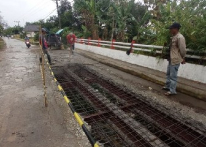 Warga Senang, Jembatan Karangdawa Wetan sedang Diperbaiki