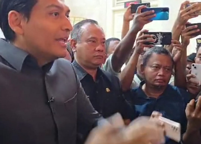 Bupati Lucky Tolak Koin dari KOMPI, Minta Fasum Diperbaiki Saja dan Mengajak untuk Berdialog 