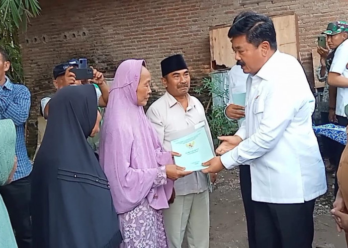 Warga Winong Senang Menerima Sertifikat Tanah yang Dibagikan Menteri ART/BPN