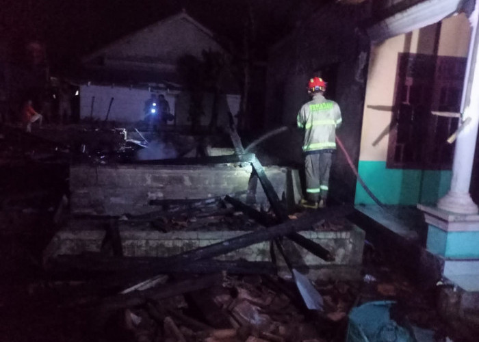 Diduga Korsleting Listrik, Tiga Rumah Ludes Terbakar di Desa Sukamulya 