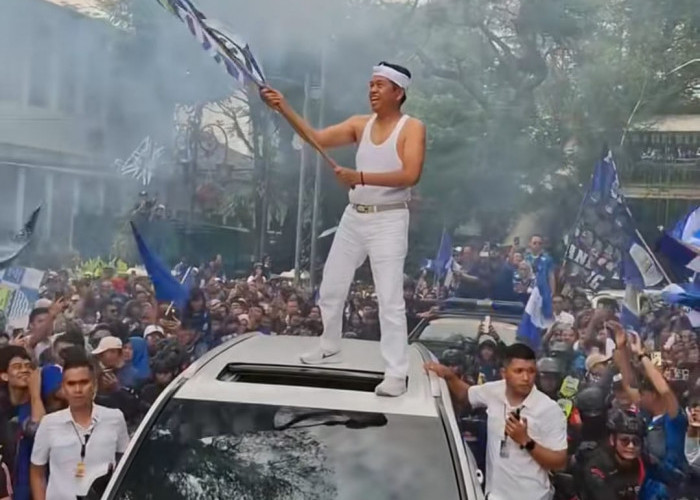 Gubernur KDM Ikut Konvoi! Rayakan Juara Persib Berdiri di Atas Mobil Sambil Kibarkan Bendera