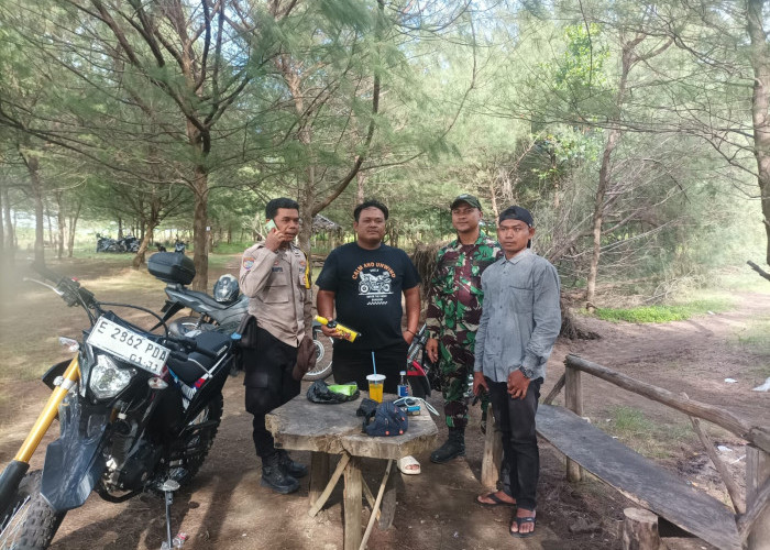Jaga Keamanan Wisatawan Polisi Jaga Objek Wisata Pantai Tiris