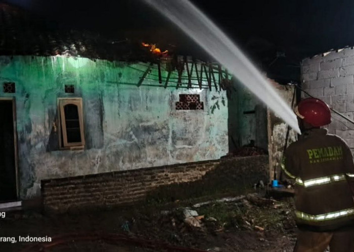 Rumah Warga di Pawidean Terbakar Dini Hari, Damkar Berhasil Kendalikan Api