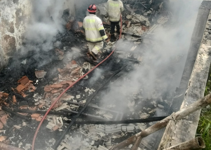 Gudang Penyimpanan Bangku SMPN 1 Kertasemaya Terbakar