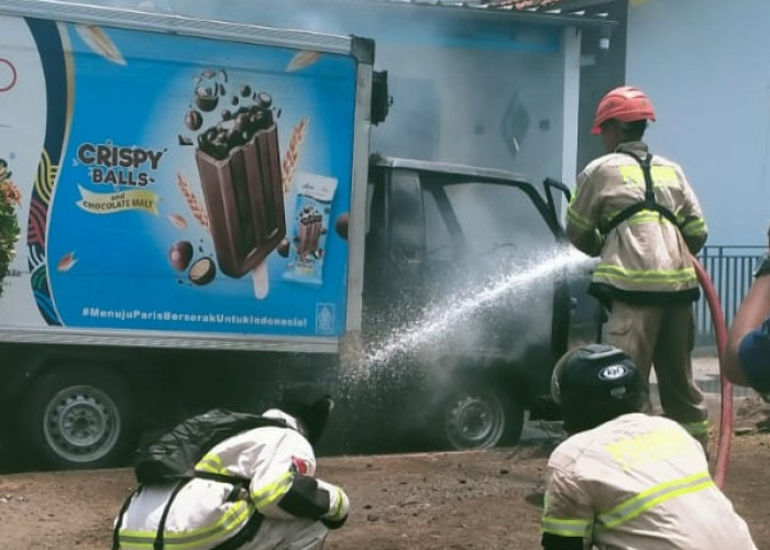 Mobil Boks Es Krim Terbakar di Patrol, Damkar Bergerak Cepat