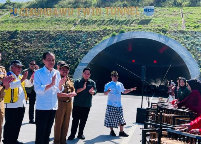 Lagu Daerah'Manuk Dadali' yang Dimainkan Pelajar Sambut Presiden Jokowi di Tol Cisumdawu 