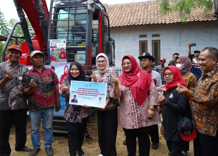 Perkuat Sektor Perikanan dan Kelautan, Bupati Nina Bersama KKP Salurkan Excavator