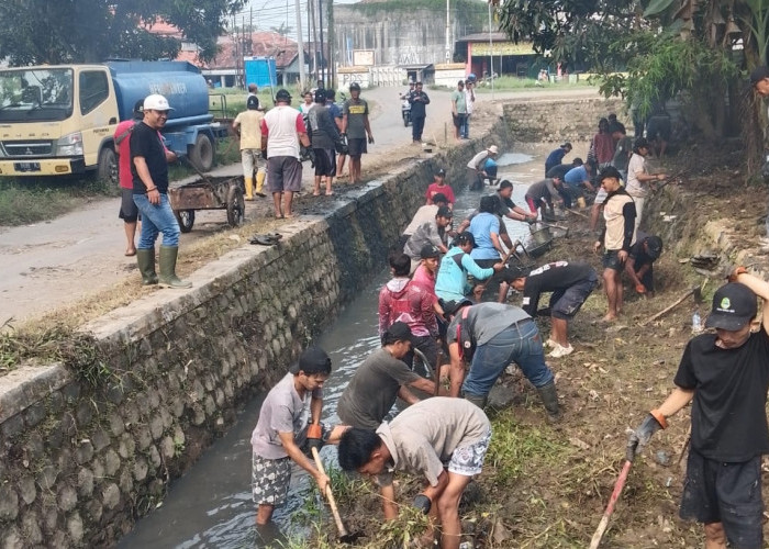 Kompak, Puluhan Warga Jatibarang Baru Normalisasi Sungai Sojar