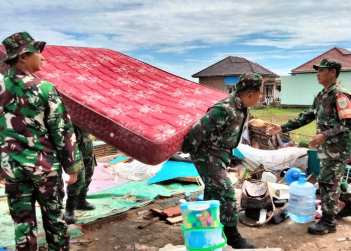 Anggota TNI Kerja Keras Bantu Perbaikan Rumah Warga Korban Puting Beliung