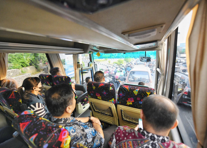 FRIDAY CAR FREE, Pj Gubernur Bersama Pegawai Ngantor Naik Bus 