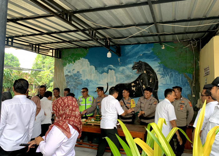 Pemcam Jatibarang  bersama Lurah Se-Kecamatan Jatibarang Sambangi Polsek Jatibarang