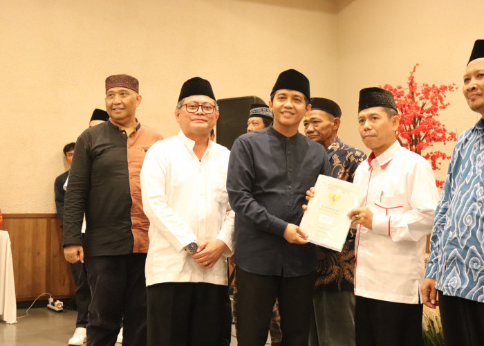 Wakil Menteri Agraria dan Tata Ruang Serahkan Sertifikat Wakaf di Kabupaten Cirebon 