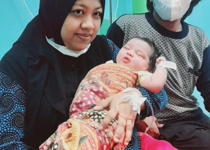 Seorang Ibu di Tegal Melahirkan Bayi Berat 5.1 Kg Secara Normal