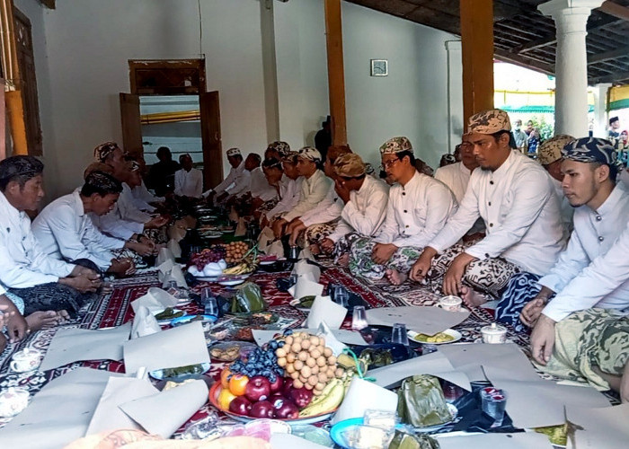 Tradisi Grebeg Syawal di Keraton Kanoman Cirebon, Ziarah Kubur dan Silaturahmi Pasca Puasa Sunnah 
