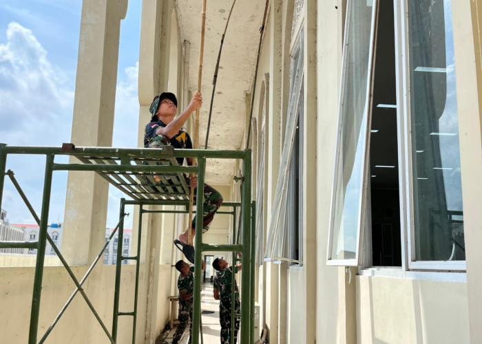 TNI Bersih-Bersih Asrama Haji Indramayu, Sambut Keberangkatan Jemaah Haji 2026