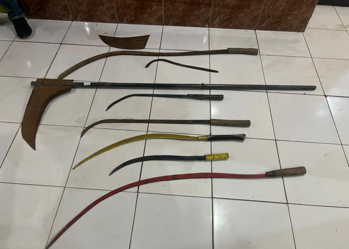 Diduga Hendak Tawuran, 12 Remaja Diamankan Polisi di Balongan, 10 Sajam Disita