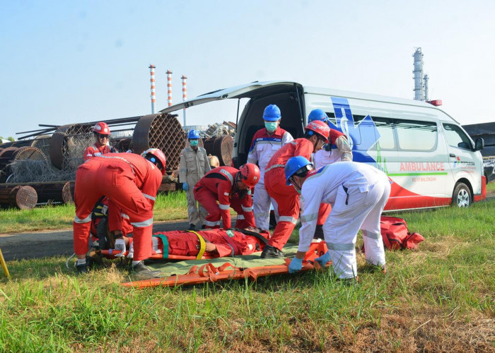 Pertamina Patra Niaga Kilang Balongan Gelar Simulasi Penyelamatan Darurat di Ketinggian Flare