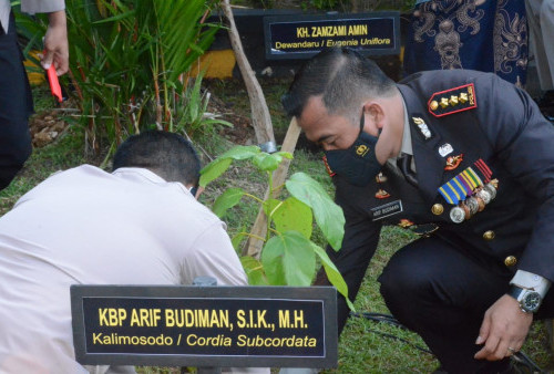Polresta Cirebon Tanam Pohon Langka di HUT  Bhayangkara
