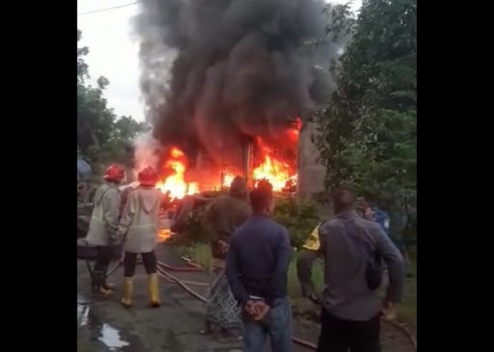 Terjadi Kebakaran di Pabrik vulkanisir Ban Plumbon Cirebon, Diduga Korsleting Listrik