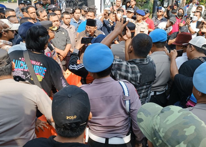 Ratusan Warga Demo DPRD Indramayu, Tuntut Kembalikan Uang Nasabah BPR KR